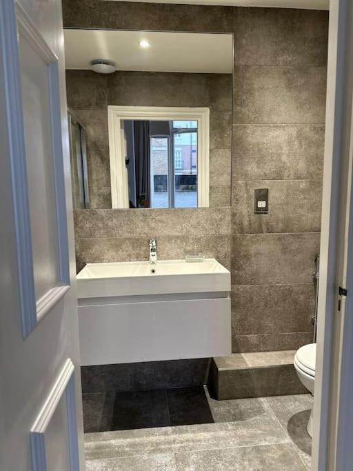 Appartement Stunning 2 Bed/2Bath Flat In Heart Of Kensington à Londres Extérieur photo